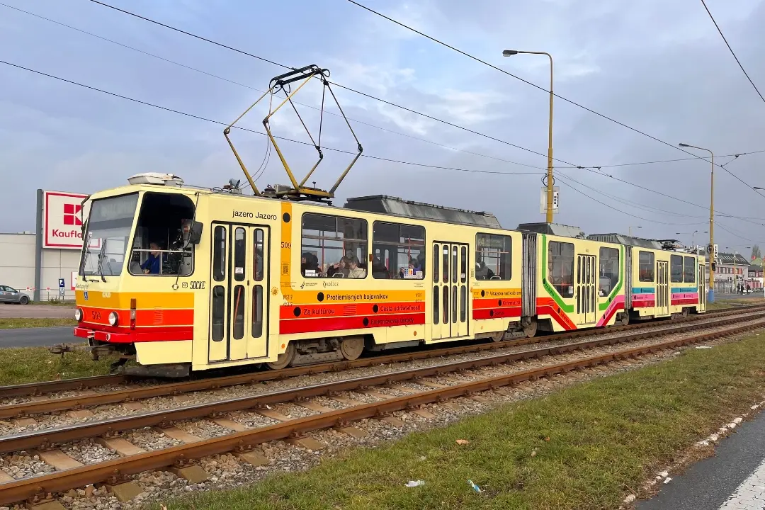 Foto: Po Košiciach jazdí retro električka. Čo má spoločné s Newyorským metrom?