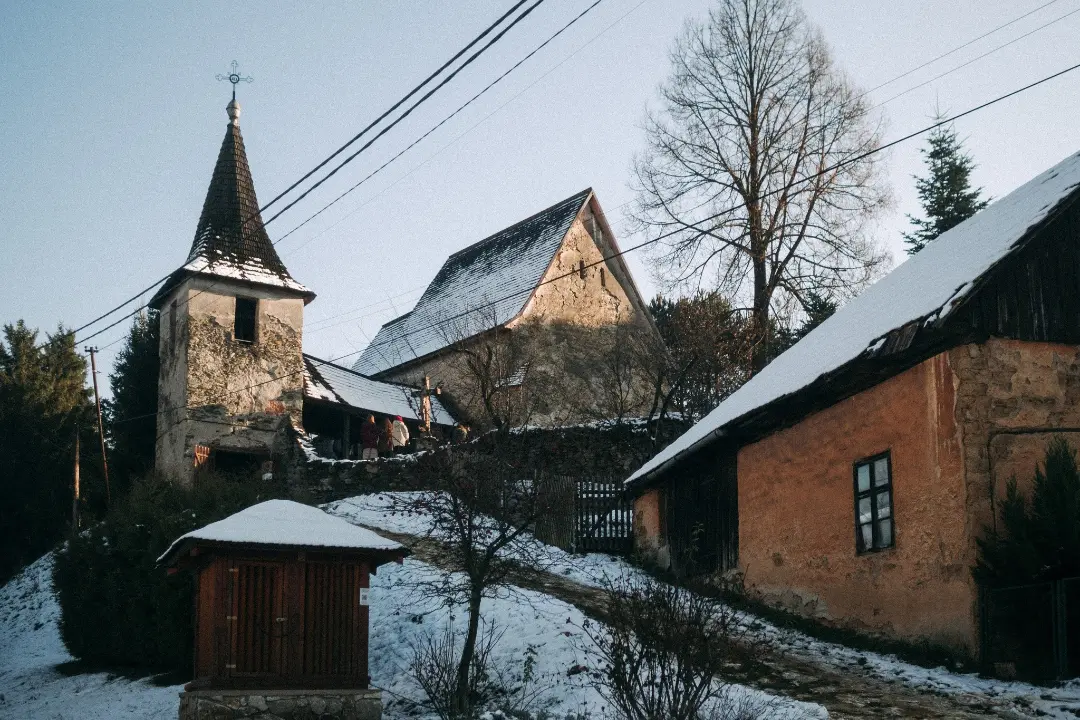 FOTO: Kostol v Henckovciach skrýval dlhé roky pod omietkami vzácne maľby. Obzrieť si ich mohli prví návštevníci