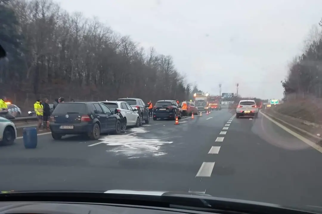 Foto: Hromadná nehoda na Zelenom dvore či kolaps pri Crow Aréne. Toto všetko čakalo vodičov na ceste do práce