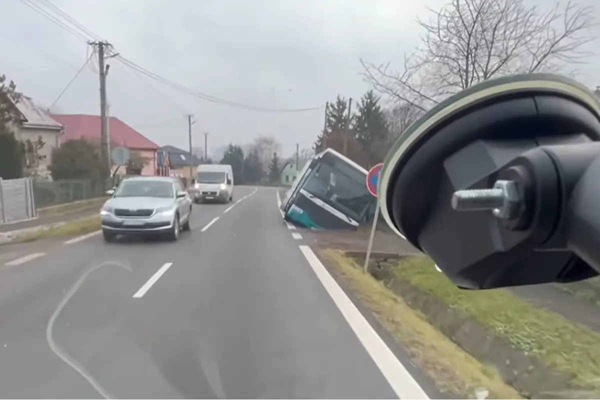 Foto: VIDEO: V Egreši skončil autobus v priekope. Nachádzali sa v ňom aj cestujúci