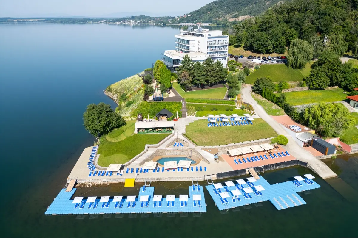 Foto: Známy hotel na Zemplínskej Šírave skončil v plameňoch, horieť začalo vo wellnesse