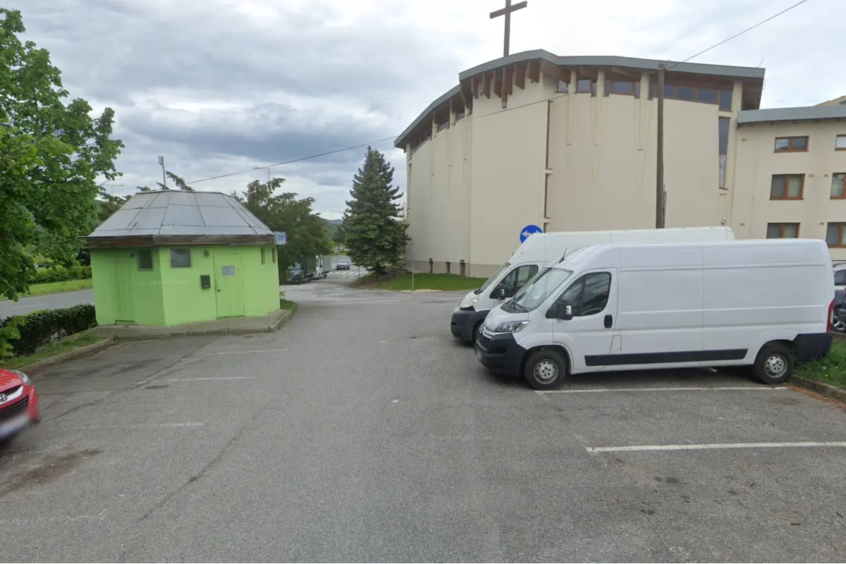 Foto: Zlodej, ktorý nemá Boha pri sebe. Vykradol dodávku spred kostola, Ťahanovčan hľadá svedkov