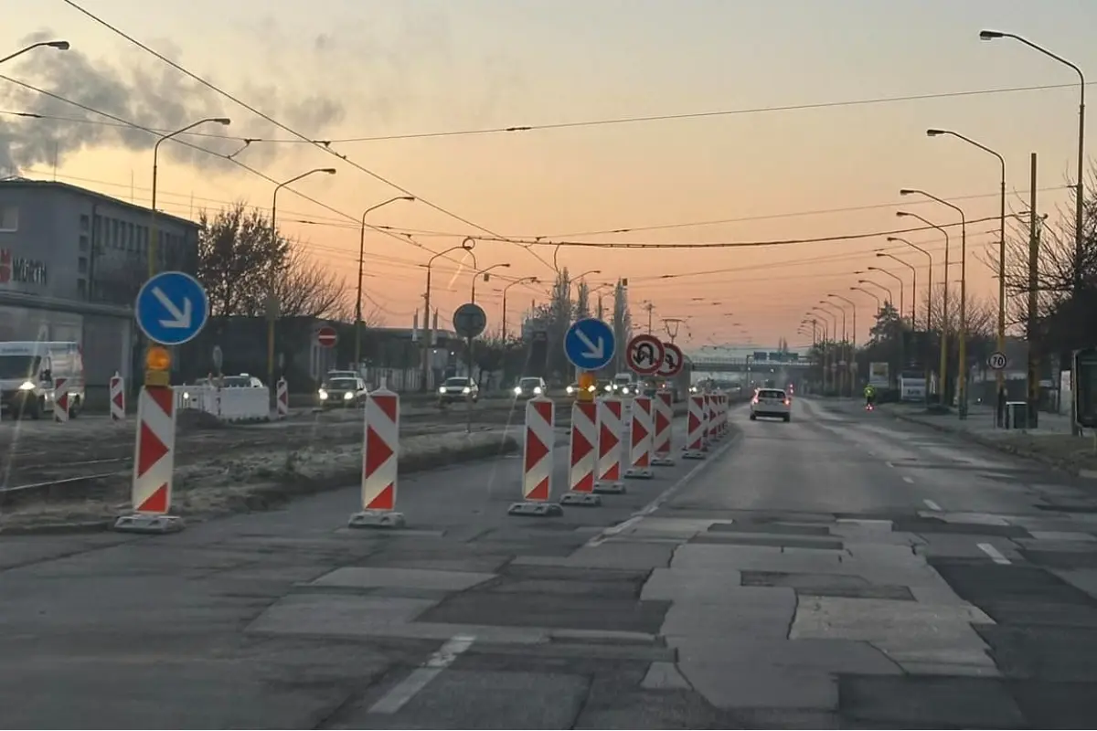 Foto: Koľajový prejazd na Južnej triede je už mesiac neprejazdný. Robí sa tam vôbec niečo?, zaujíma vodičov. DPMK reaguje