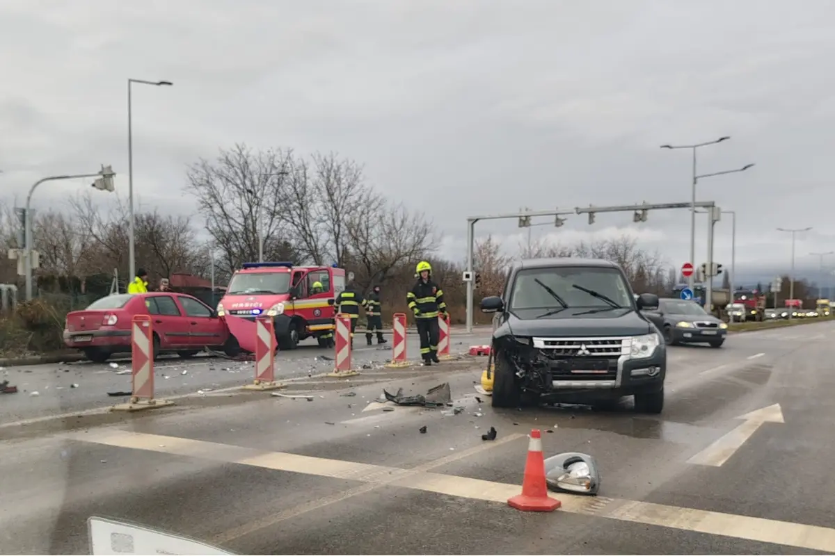 Foto: Vodiči, pozor na nehodu na Slaneckej, po ceste sa povaľujú úlomky z áut, jedno auto skončilo v protismere