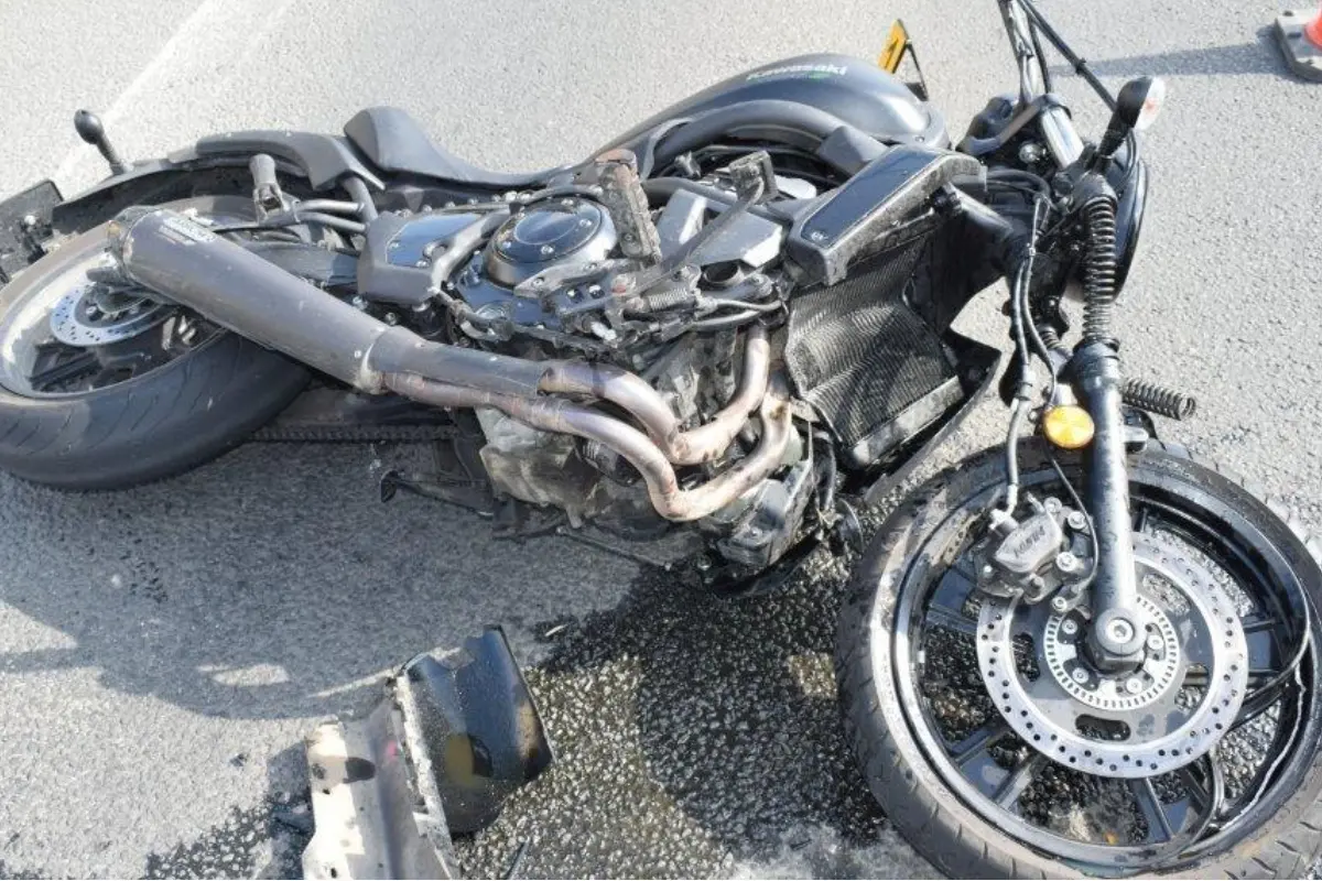 Foto: Zrážku auta s motocyklom neprežila 20-ročná žena. Vodičovi auta hrozí až 5 rokov za mrežami