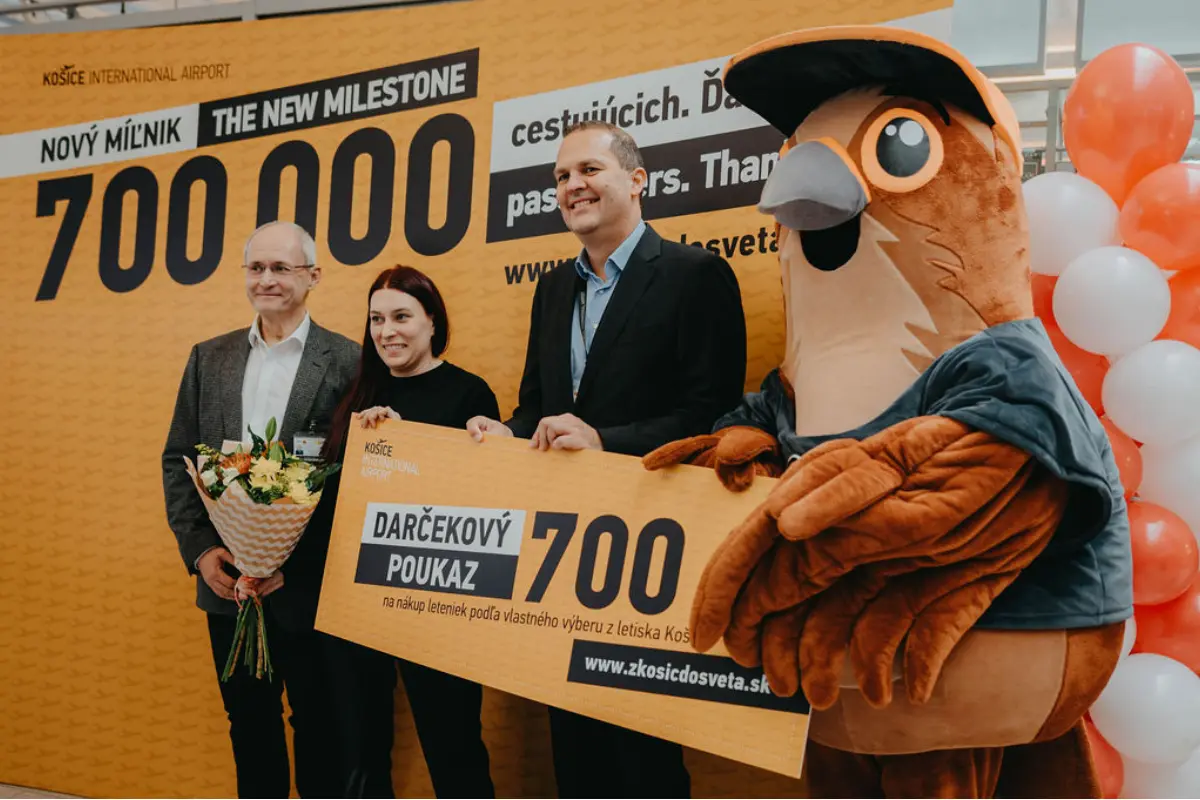 FOTO: Košické letisko prelomilo rekord, dnes prešla bránou 700-tisíca cestujúca, vracala sa domov zo služobnej cesty