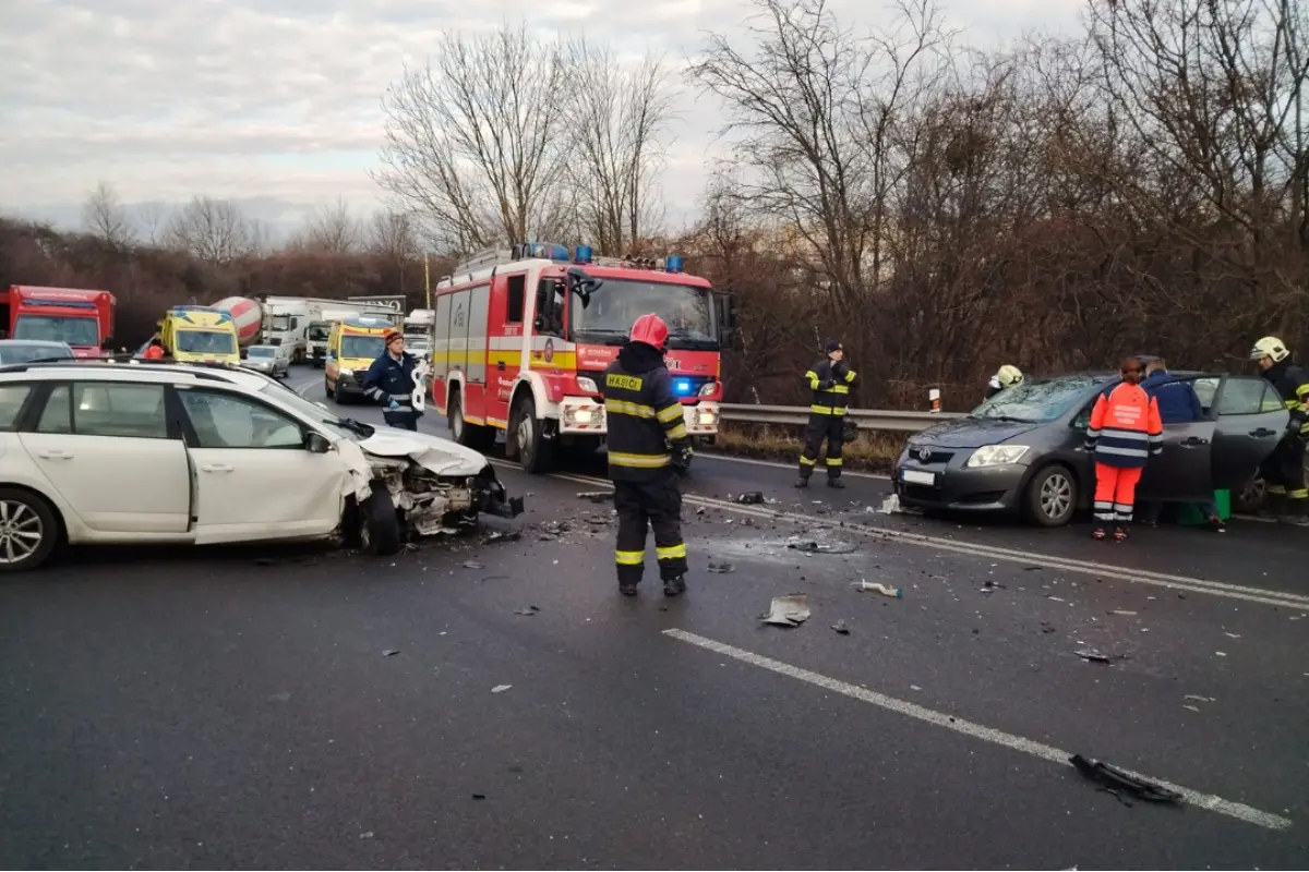 V zákrute Maxa Verstappena na Sečovskej sa stala nehoda. Zraneným pomáhali záchranári aj hasiči