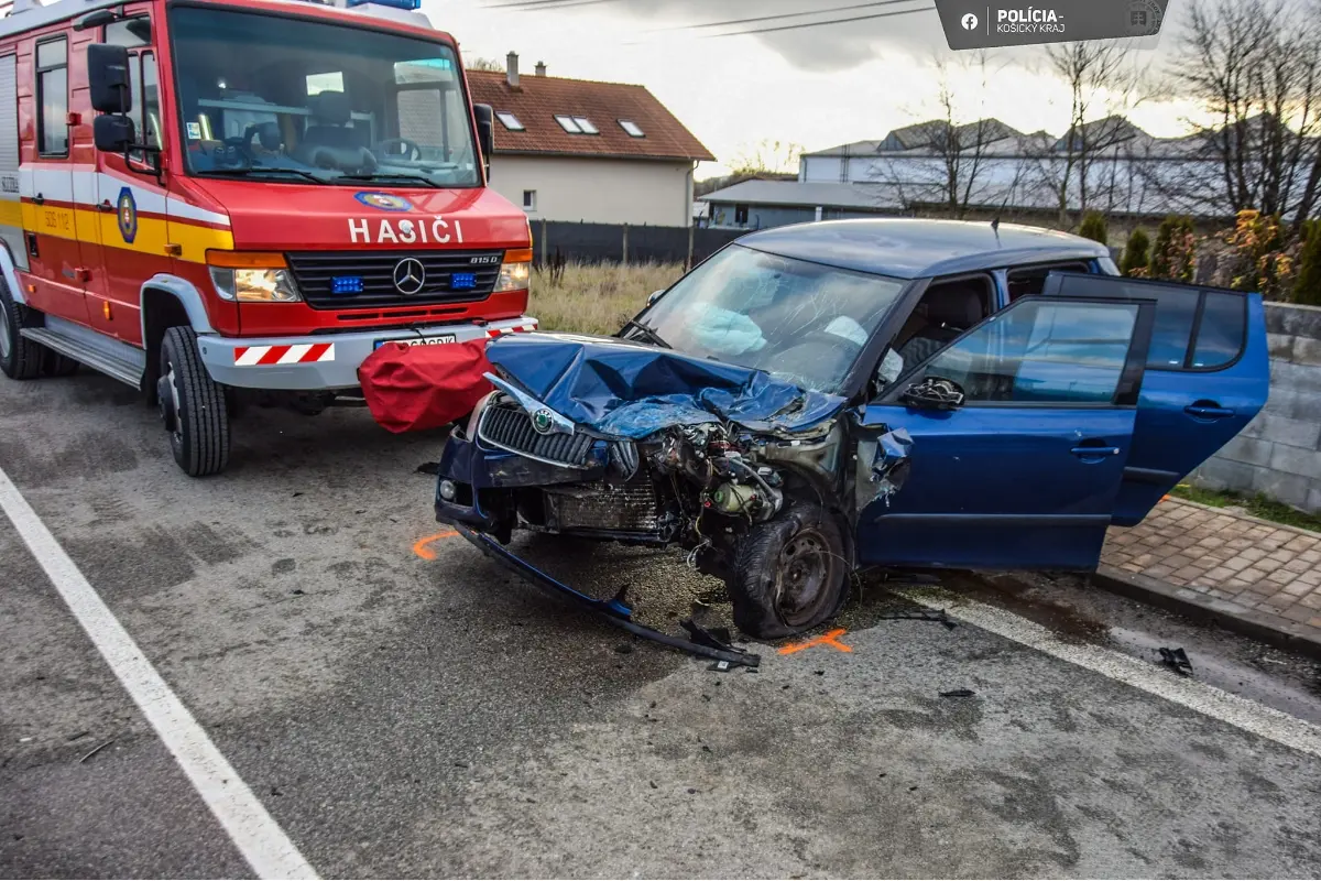 FOTO: Zrážka dodávky s autom v Rozhanovciach: Vodičku museli z auta vystrihovať, skončila s ťažkými zraneniami