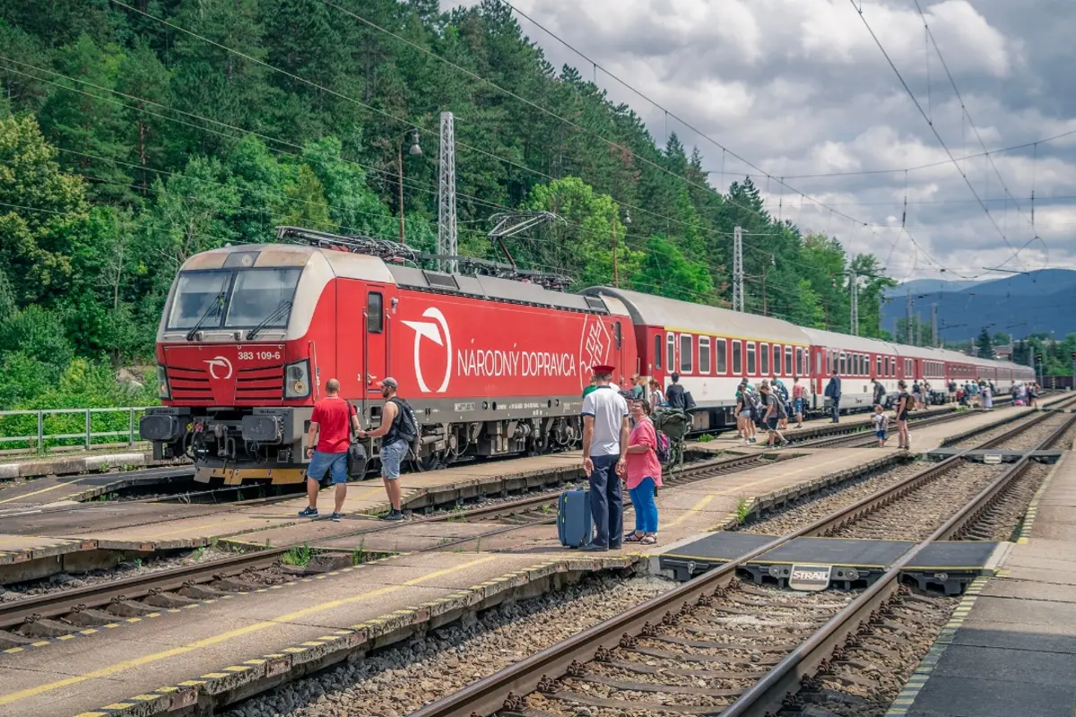 Foto: Nový grafikon zabezpečí spojenie medzi Ukrajinou a Slovenskom. Prvý takýto vlak už dorazil do Čiernej nad Tisou