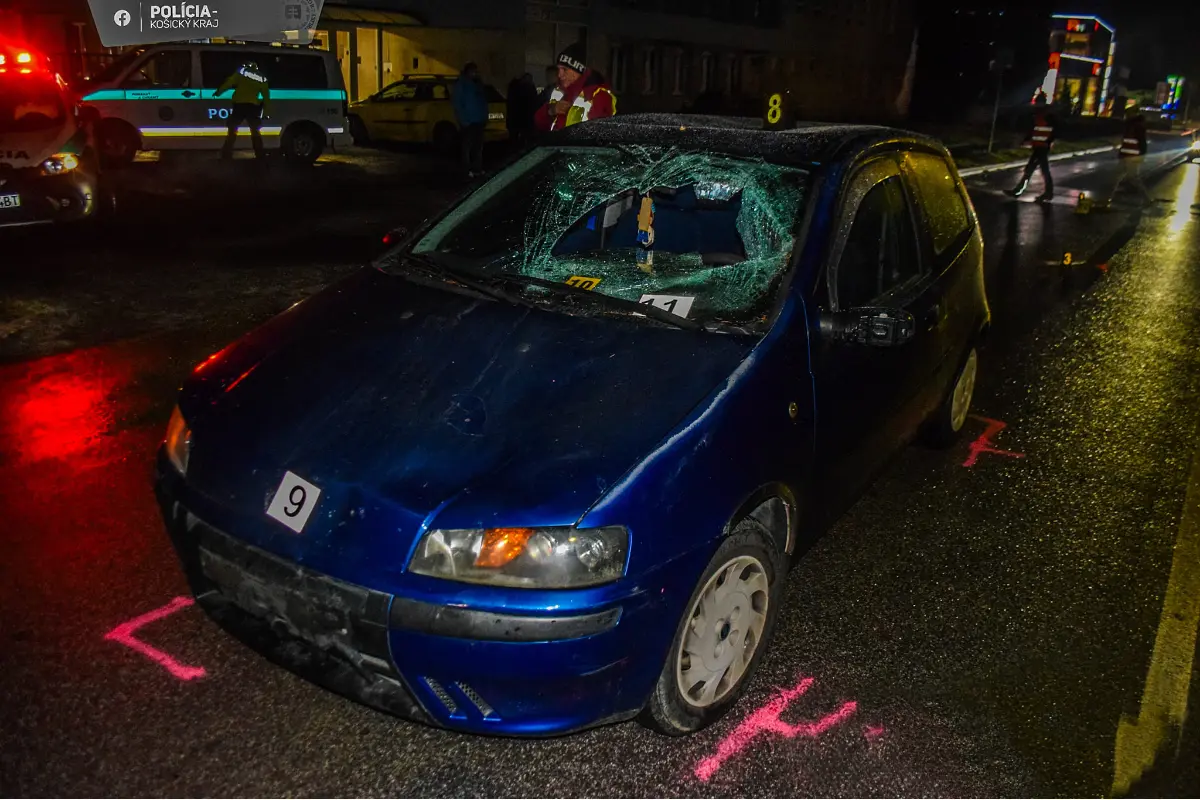 Foto: Na Duklianskej v Spišskej narazilo do dvoch chodcov Fiat Punto, vodič im nedal prednosť na priechode