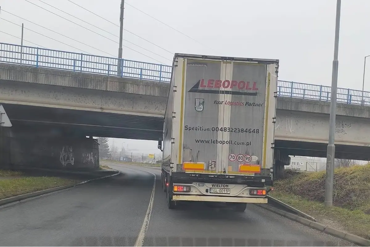 Foto: Kamionista to nevymeral. S vozidlom zastavil tesne pred mostom pri Teplárni, blokuje jeden pruh