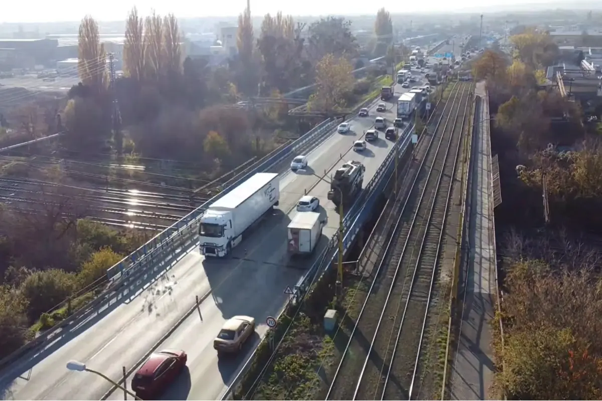 Foto: VIDEO: Most VSS - nočná mora všetkých Košičanov. Sú na vine vodiči či dopravná značka? Názory polície a ľudí sa rôznia