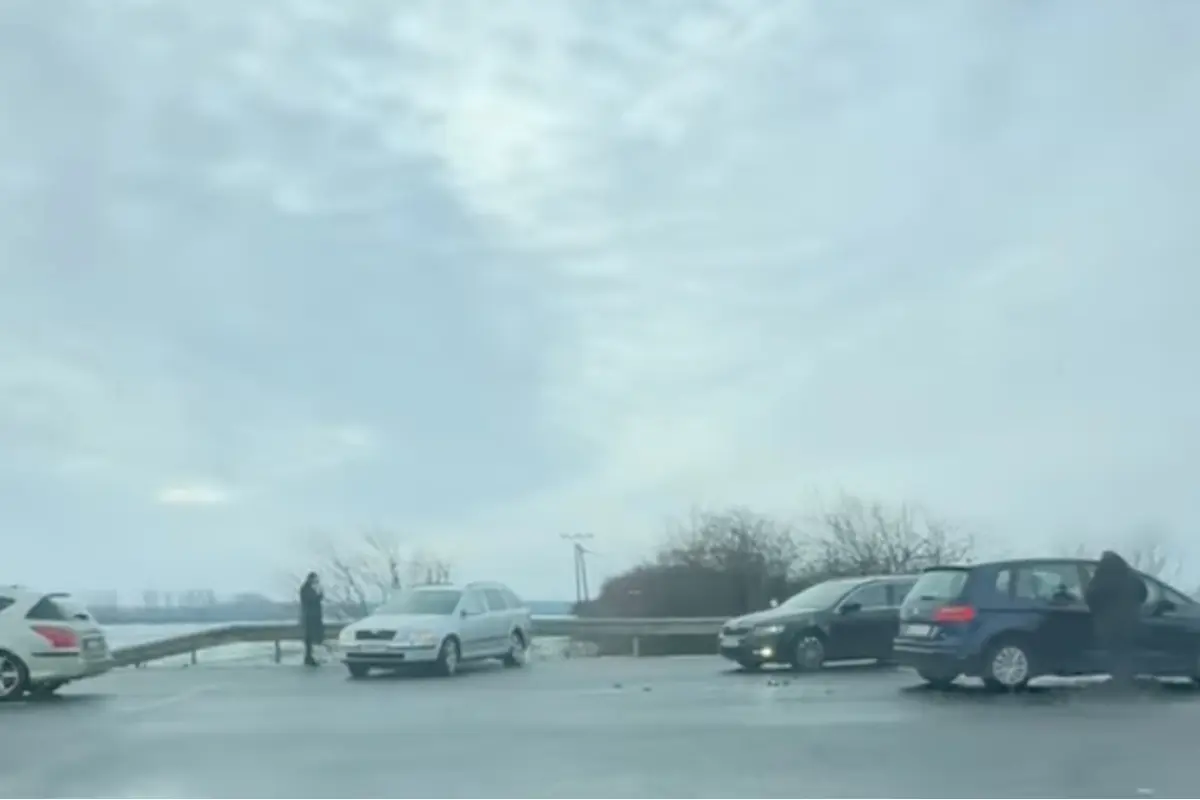 Foto: VIDEO: V Trebišove pri Slovnaftke počítajte s obmedzeniami v doprave. Zrazili sa tam dve autá, dopravu riadi polícia