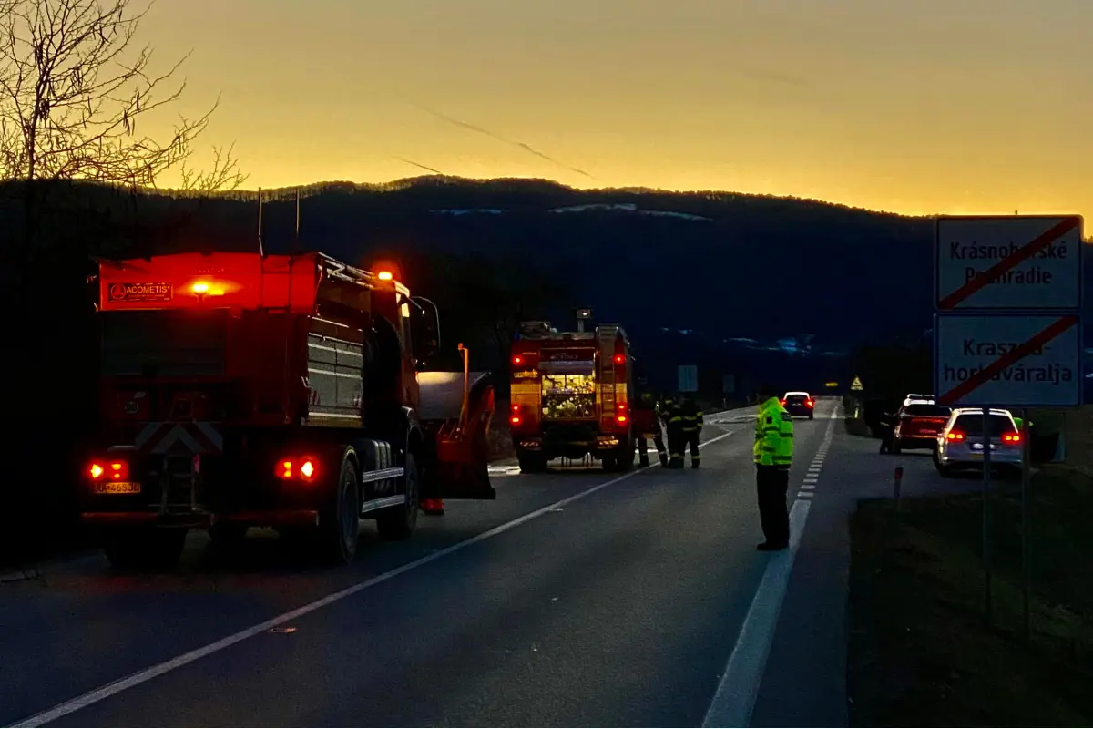 FOTO: Koniec roka priniesol ďalšiu tragédiu na cestách. V Krásnohorskom Podhradí nadránom zhorelo auto do tla