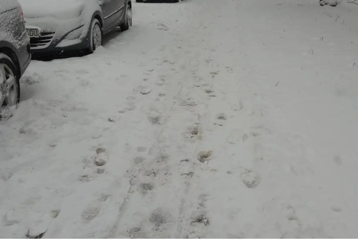 Foto: Jazerčania písali starostke, aby začala s odhŕňaním zasnežených chodníkov, upozorňujú však na nebezpečné posypové soli