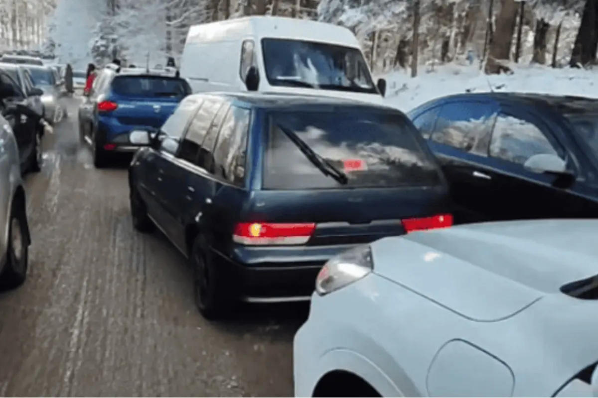 Foto: VIDEO: Kritická situácia na ceste na lyžiarske stredisko Jahodná. Dlhé kolóny, problémové je aj parkovanie