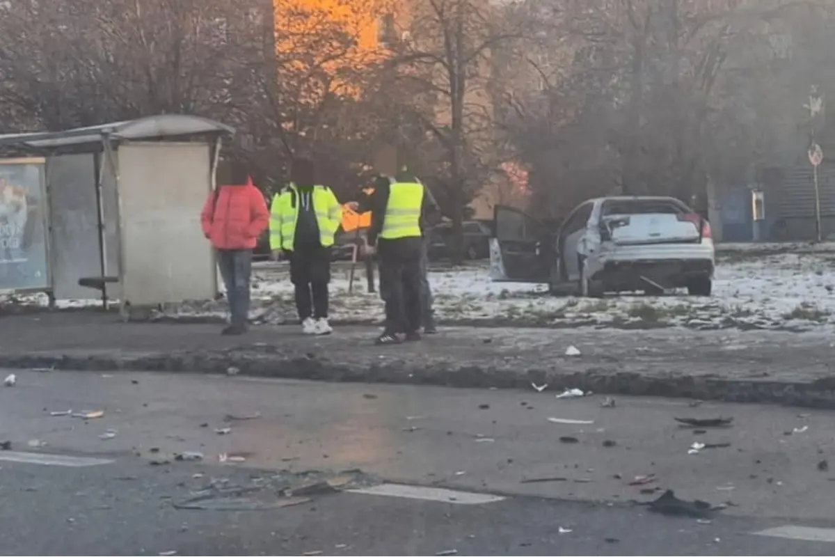 Foto: Pre nehodu na Slaneckej sa cestou do práce zdržíte, časti auta sú roztrúsené po vozovke