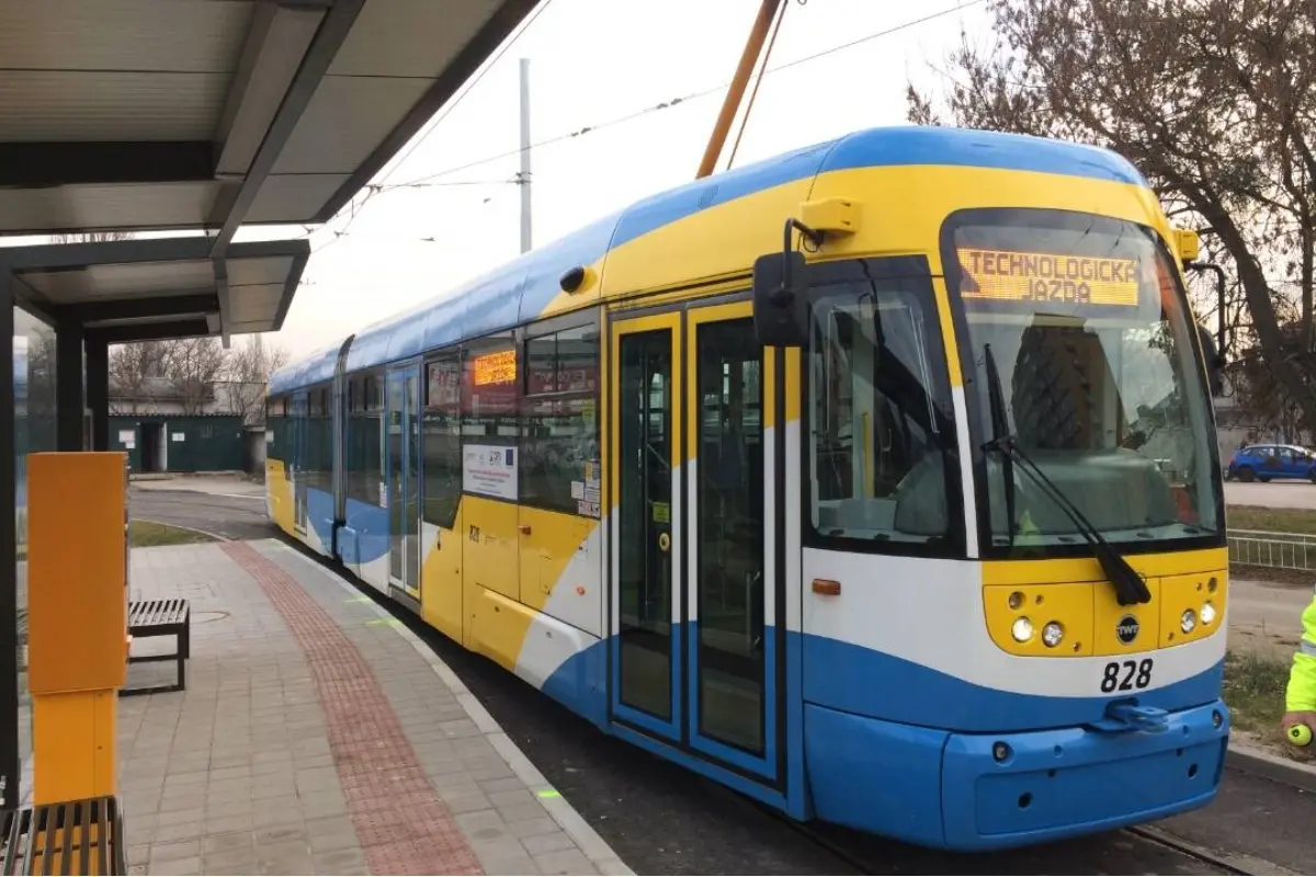 Foto: Košičania, ak čakáte na svoju električku, tak márne. Dopravca ju nahradil autobusom