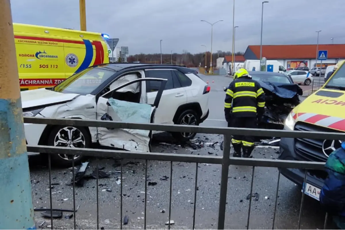 Foto: FOTO+VIDEO: Vážna nehoda áut na Ulici Jána Pavla II. Na mieste zasahujú záchranné zložky