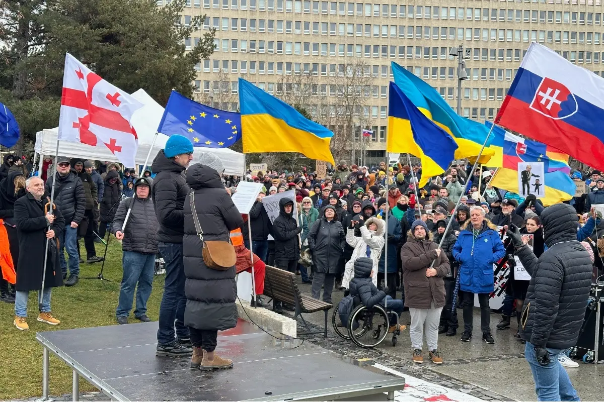 Foto: Námestia v Košiciach a na Spiši obsadia protestujúci. Slovensko nie je Rusko, my sme Európa, apelujú aktivisti