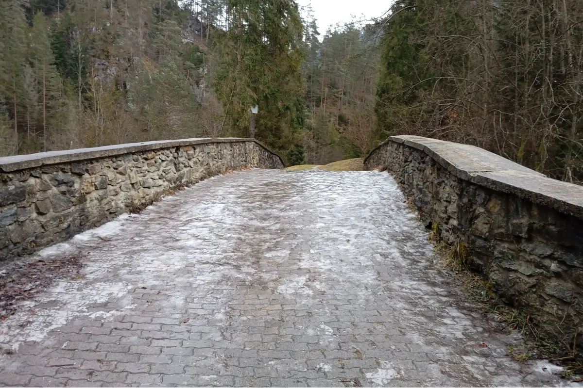 Foto: Namiesto turistickej obuvi korčule? Túru v Slovenskom raji si radšej dvakrát premyslite, chodníky sú celé pod ľadom