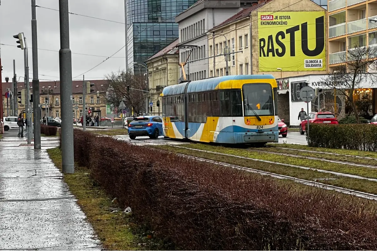 Na križovatke Kuzmányho a Šrobárova sa zrazilo auto s električkou, radšej sa tomuto úseku vyhnite