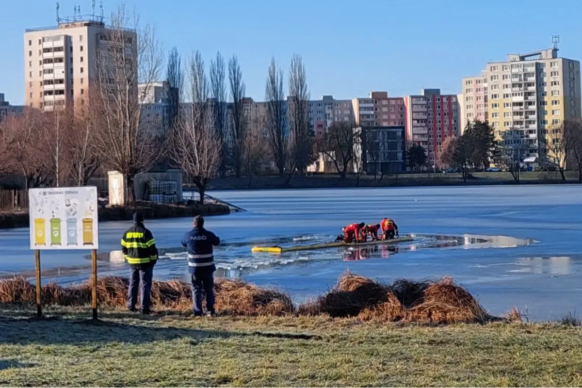 Foto: Na košickom Jazere sa objavili potápači a hasiči. Medzi ľuďmi to spôsobilo rozruch