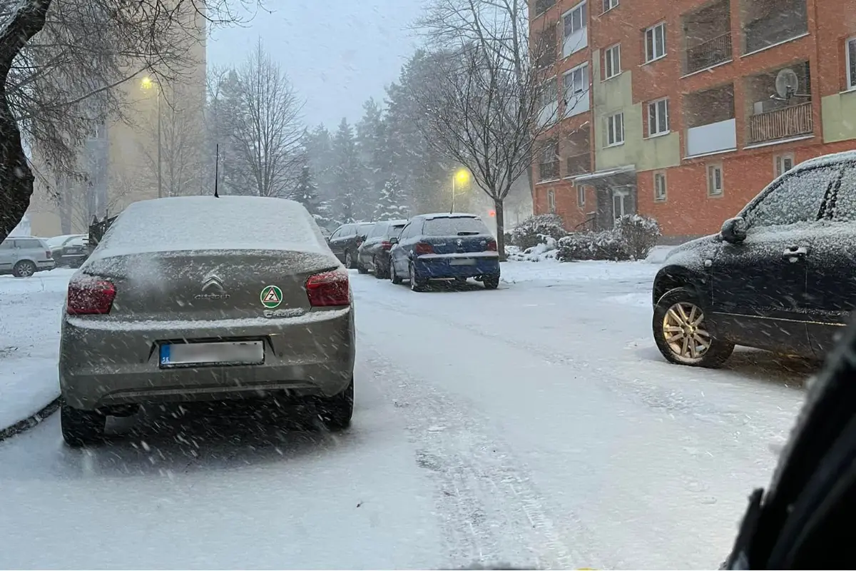 Foto: Obyvateľ Spišskej Novej Vsi poukázal na zlé parkovanie vodičov na sídliskách. Súhlasia s ním aj ďalší