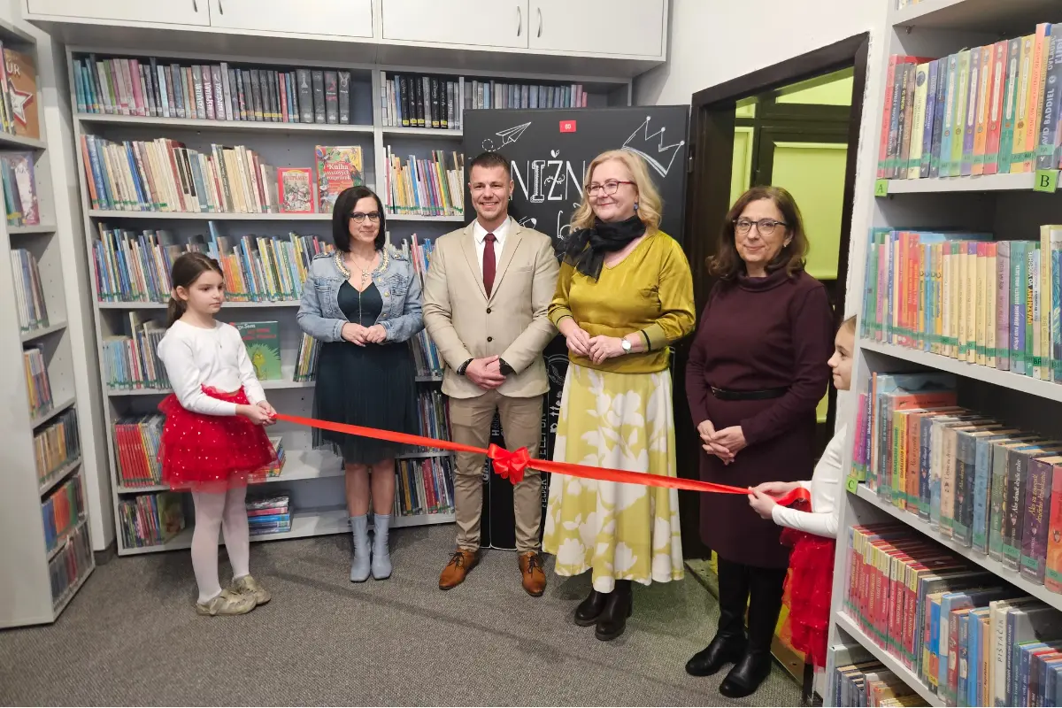 FOTO: Na košickej základnej škole zmodernizovali pobočku Knižnice pre mládež. Z otvorenia sa tešia malí čitatelia