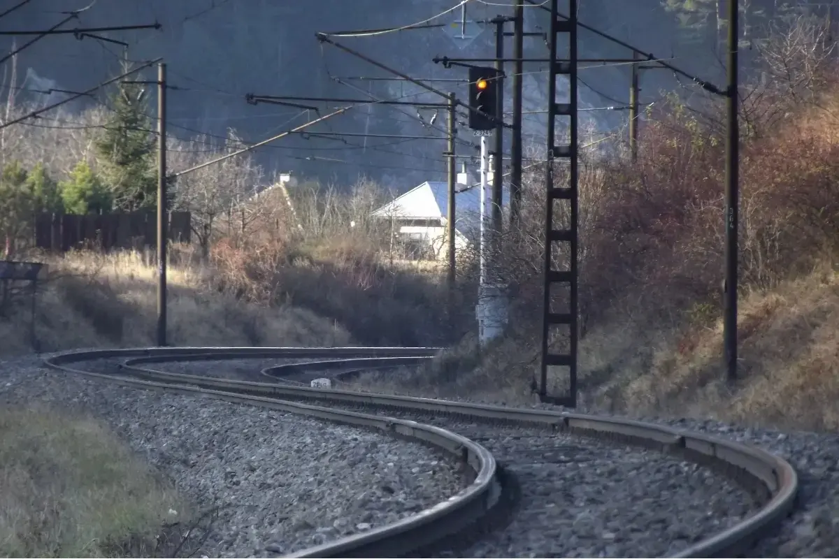 Foto: Tragédia na Spiši: Pri zrážke vlaku vyhasol ľudský život, vlaky nabrali meškanie až 100 minút