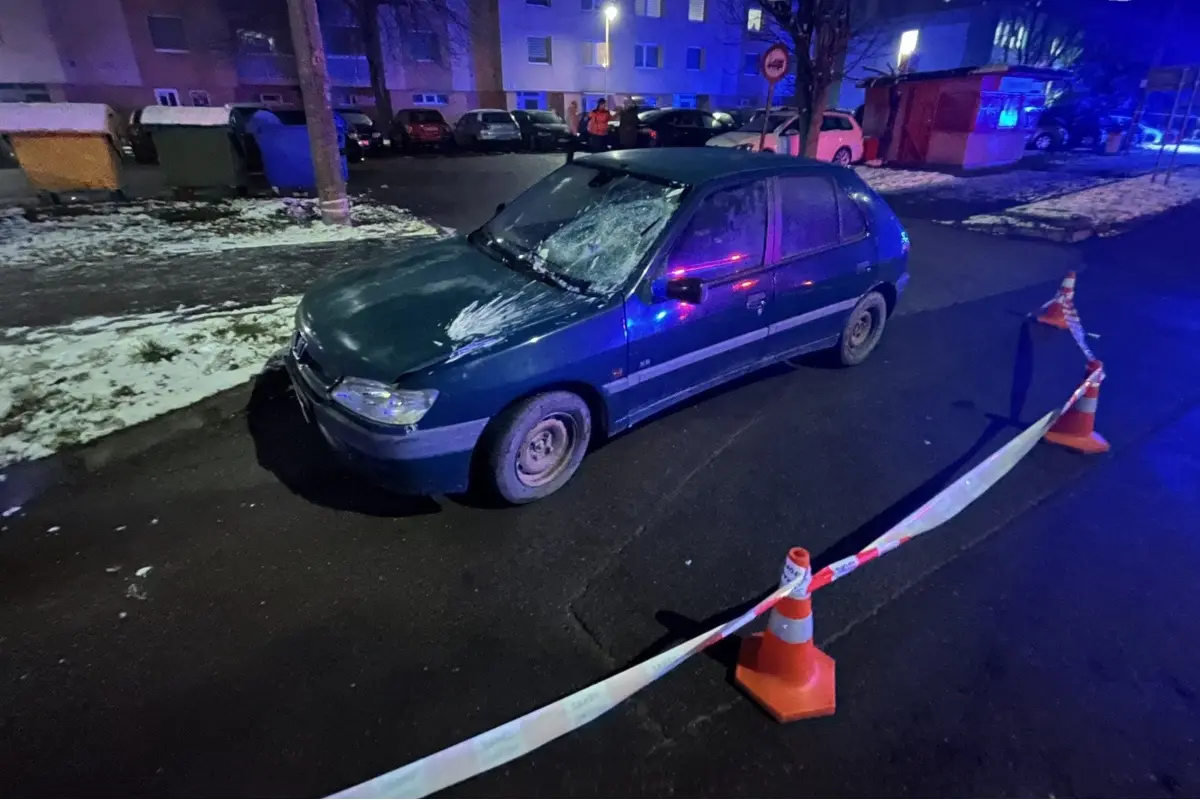 Foto: Smrteľná zrážka vo Veľkých Kapušanoch: Vodič zrazil neoznačeného chodca rovno pod oknami vlastného bytu