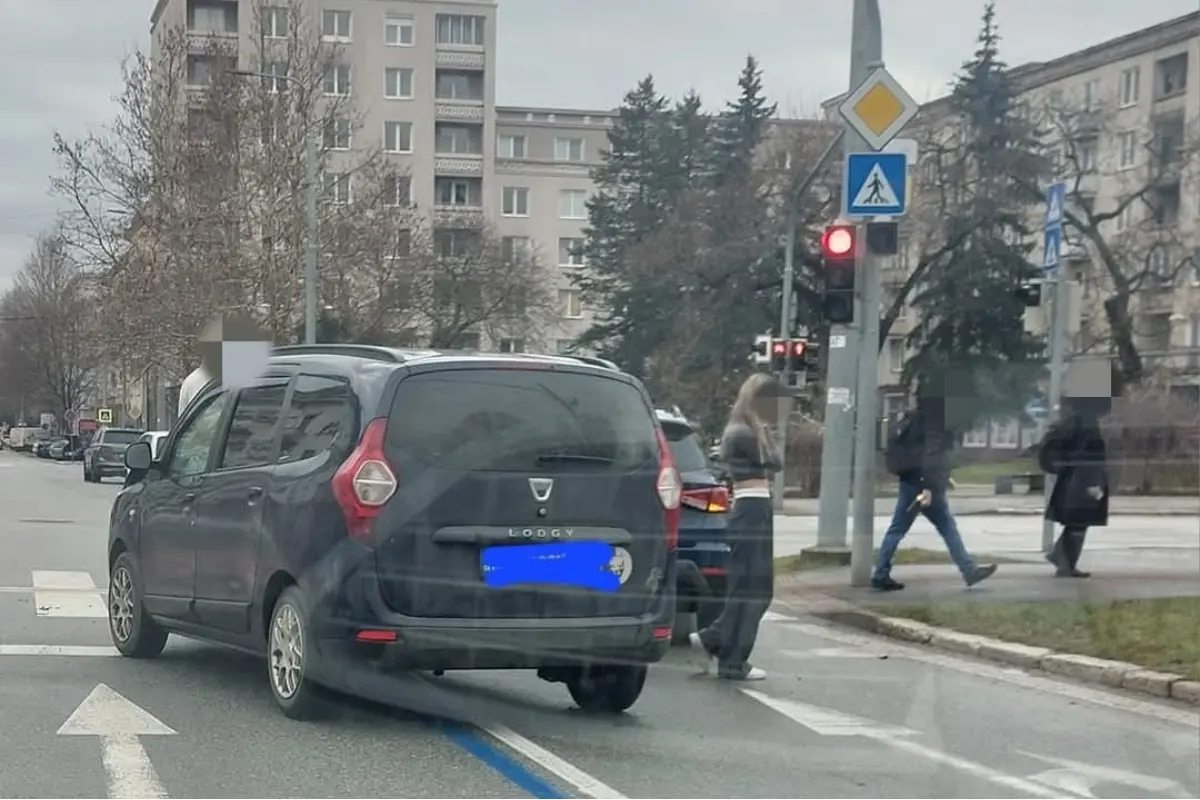 Foto: Na križovatke na Komenského sa zrazili dva osobáky, blokujú jeden jazdný pruh