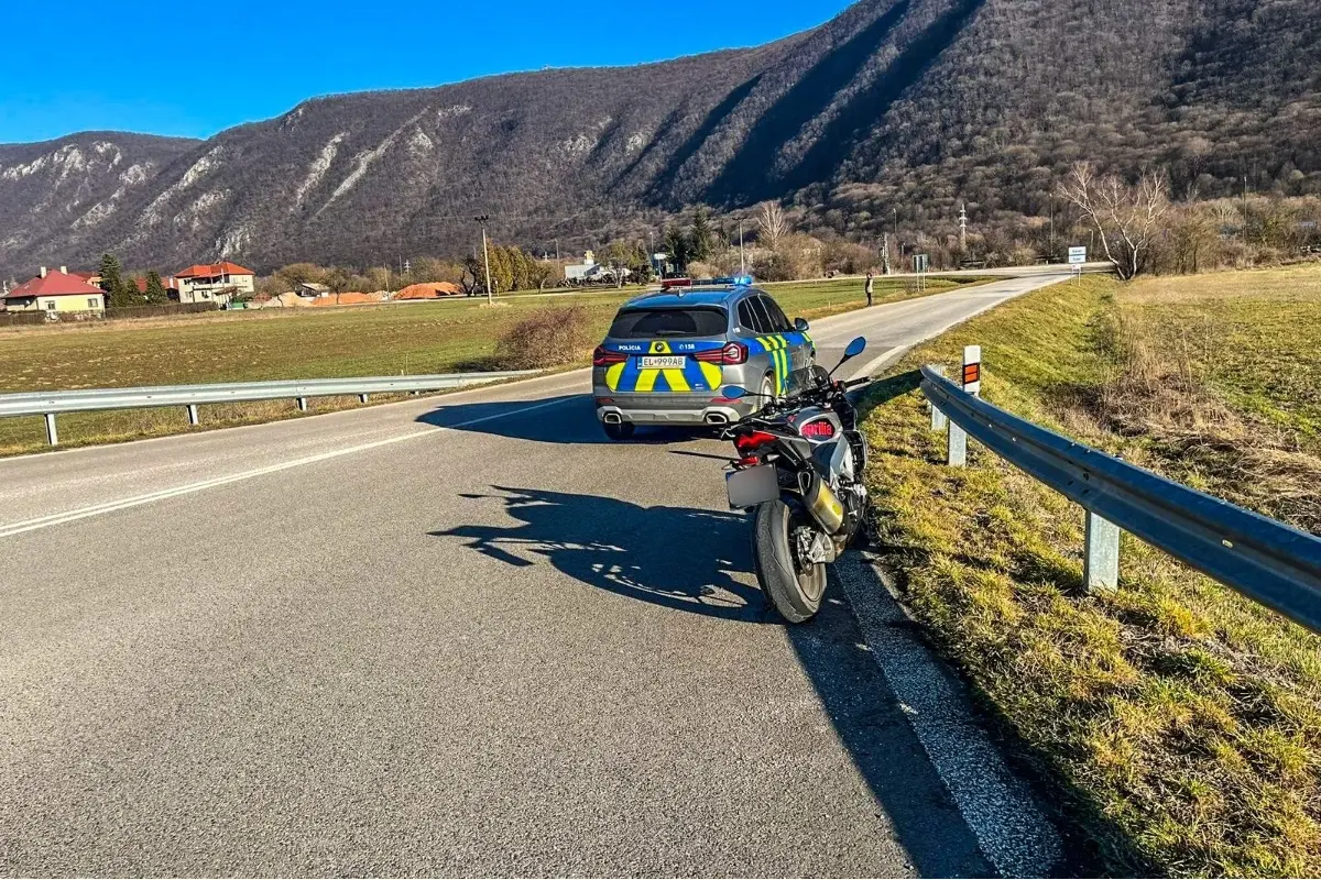 AKTUALIZOVANÉ: Tragická sobota pri obci Slavec. Z motocykla spadla mladá žena, zraneniam na mieste podľahla