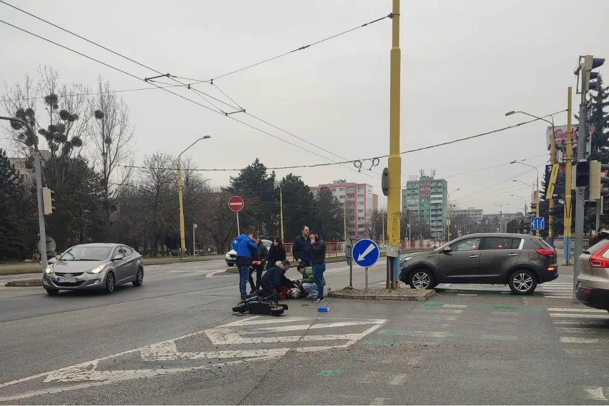 Foto: Na križovatke pri Galérii pomáhali okoloidúci kolobežkárovi. Nabúral do auta, ktoré mu nedalo prednosť