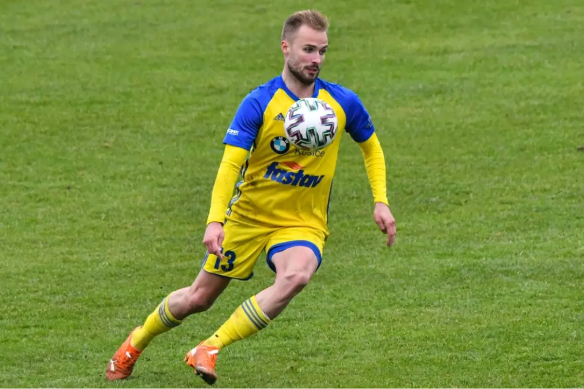 Foto: Odpykal si korupciu, teraz môže konečne obliekať futbalový dres. Matej Jakúbek posilnil zostavu FC Košice