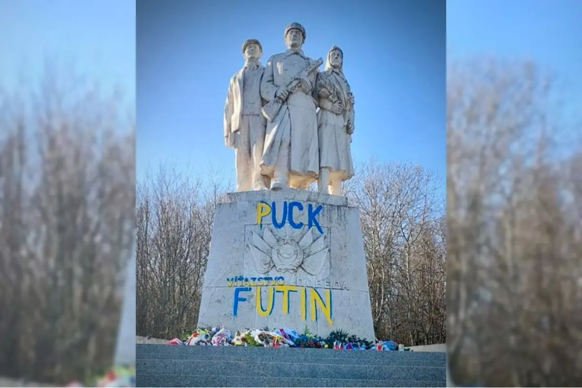 Foto: Na pamätník na Dargove bude dohliadať viac kamier, hanlivé nápisy a symboly z neho už odstránili