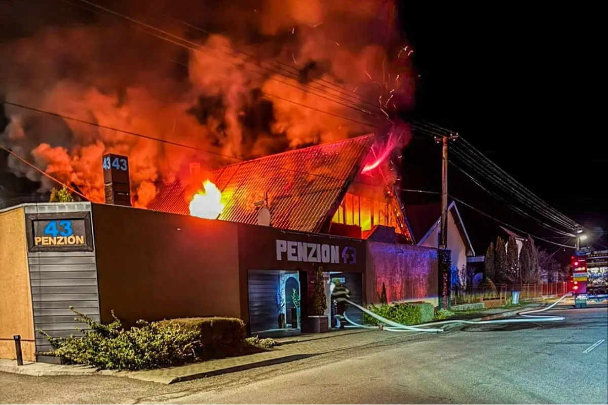 FOTO: Na východe Slovenska horel penzión, o život prišiel starší muž. Mesto poskytlo hosťom dočasné útočisko