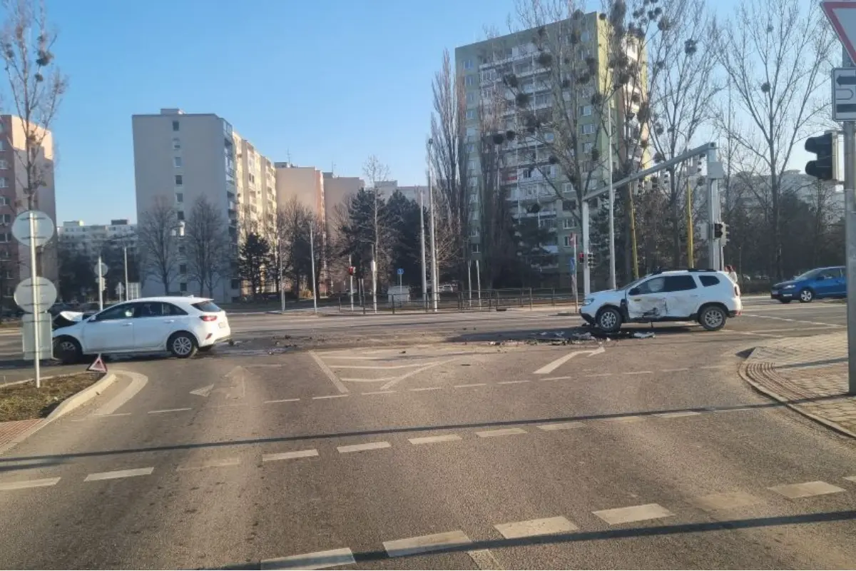 Foto: Na Jazere v blízkosti Kauflandu sa zrazili dva osobáky, zasahujú záchranné zložky