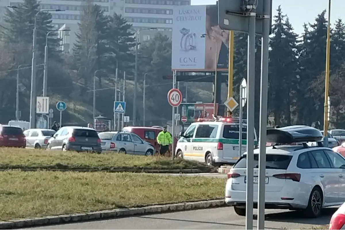 Foto: Pri Amfiteátri došlo k nehode, pravý pruh je blokovaný, v úseku sa zdržíte