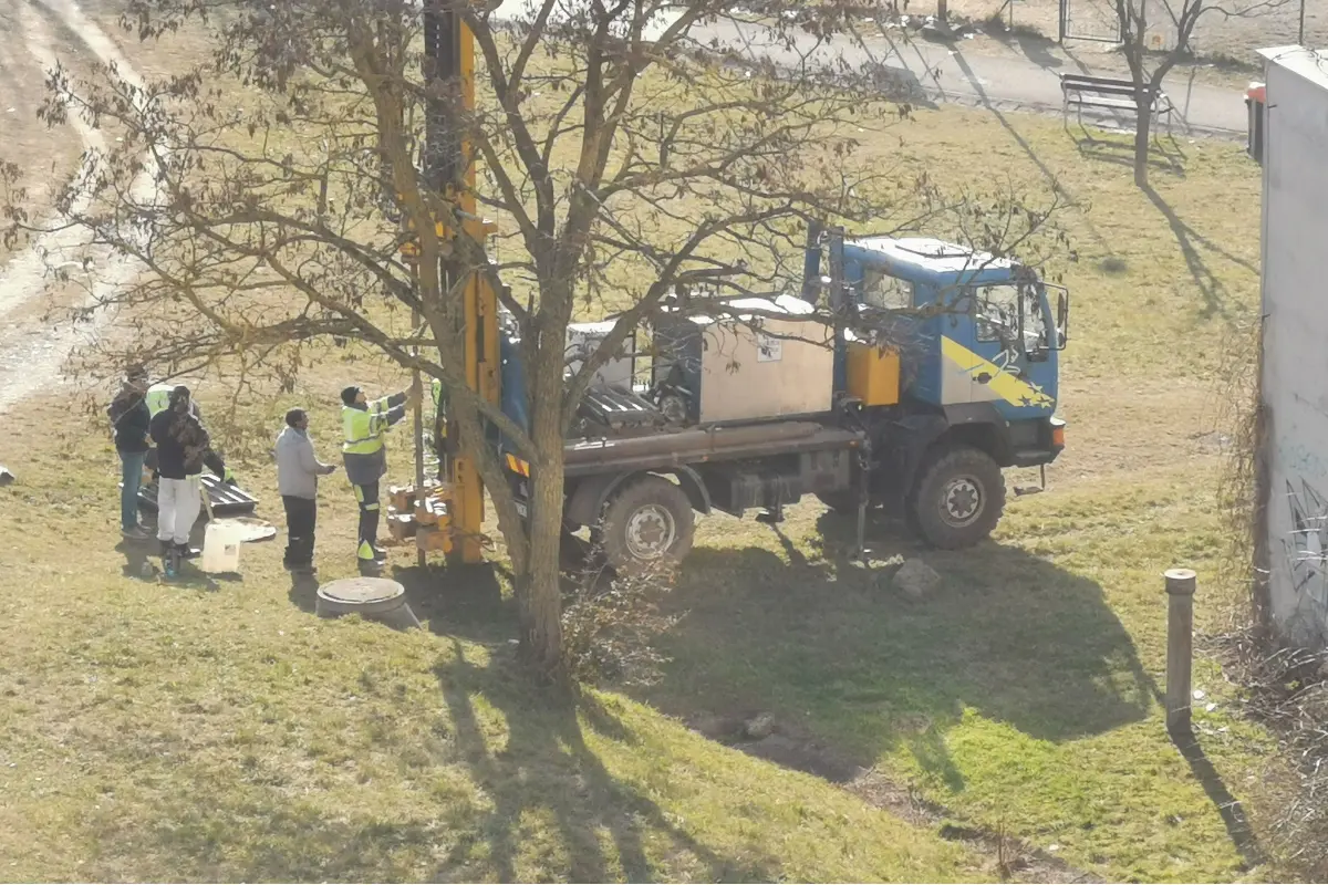 Foto: Ťahanovčanov zaujali vrty pred ich bytovkami. Niektorí ostali prekvapení, na sídlisku má čoskoro pribudnúť Europark