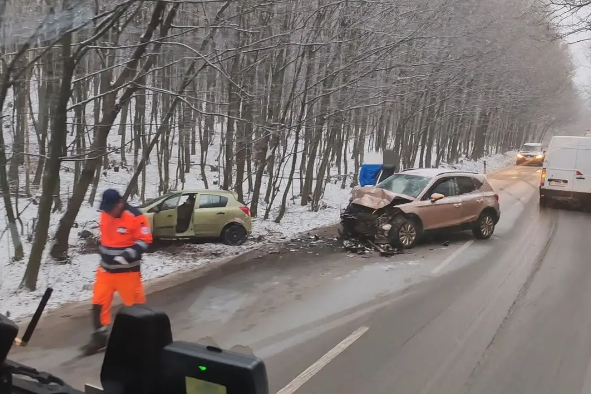 Foto: Klzké cesty si pýtajú svoju daň: Za Slancom sa zrazili dve autá, dopravu riadi polícia