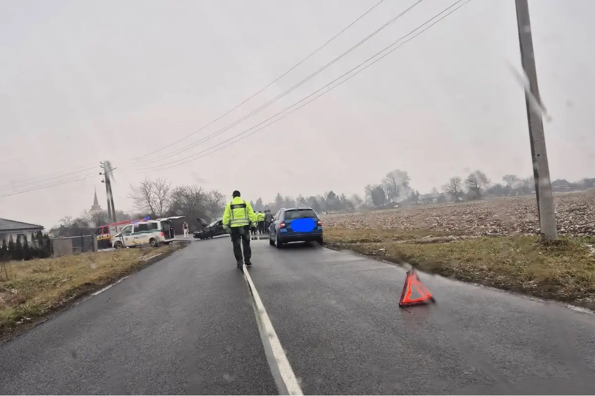 Foto: V Bánovciach nad Ondavou sa zrazili dve autá, úsek je momentálne neprejazdný, obíďte to