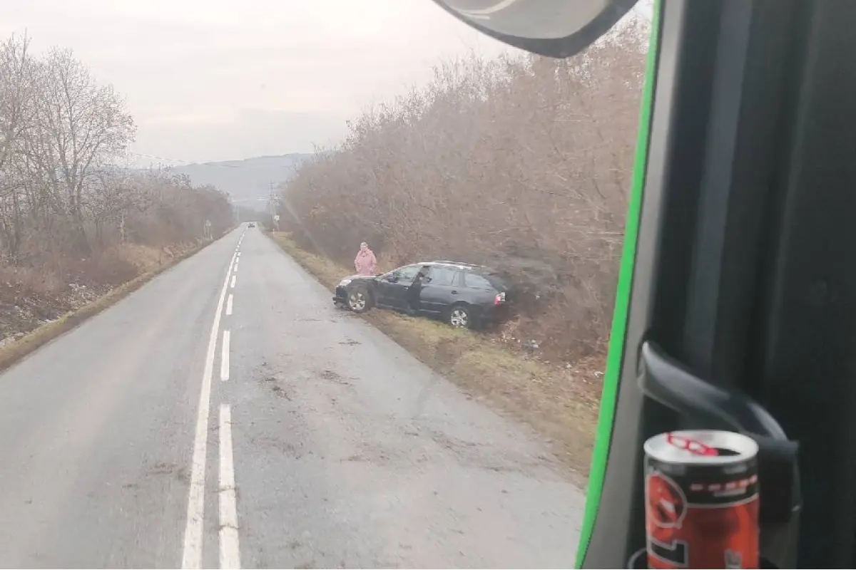 Foto: V Košiciach - Šaci došlo k zrážke dvoch vozidiel na križovatke, pri Bohdanovciach skončilo auto mimo cesty