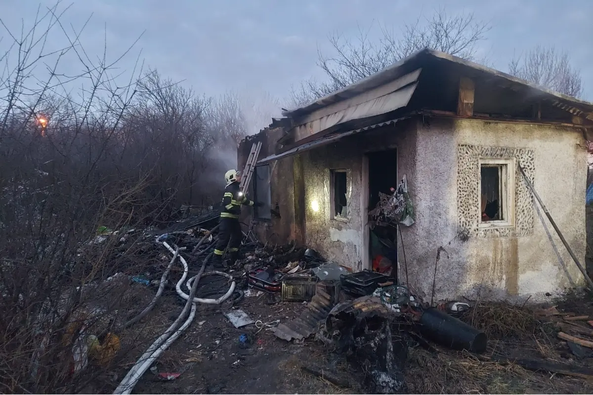 Foto: Z horiaceho domu zachránili človeka v poslednej chvíli, košickí hasiči likvidovali požiar v mínusových teplotách