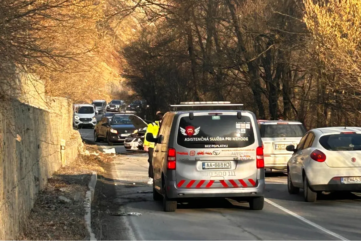 Foto: Čelná zrážka pod lomom smerom do Kostolian: Vodička narazila autom do kamenného múra