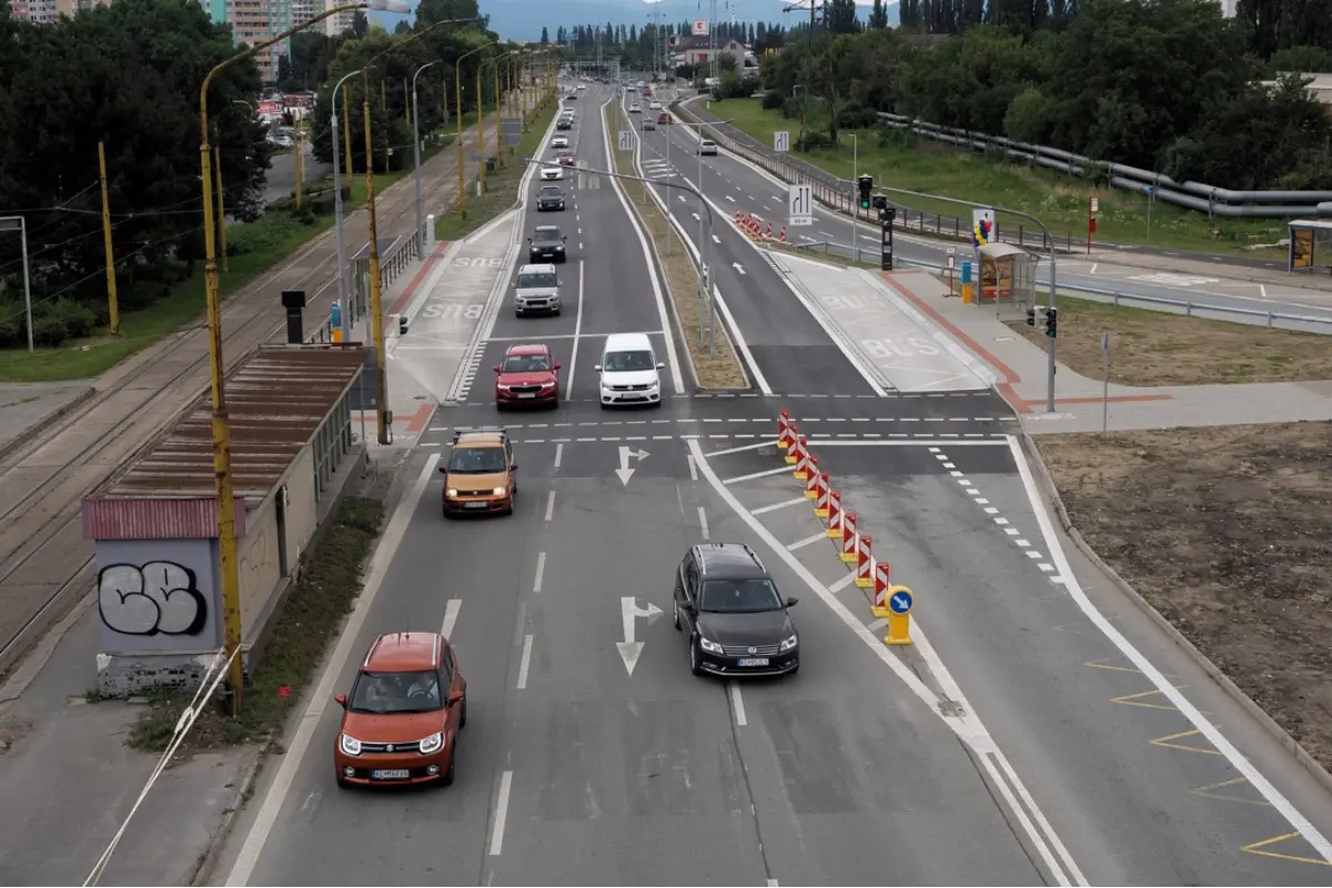 Foto: Cesty košického sídliska sídliska sa menia na pretekársku dráhu. Čaká sa na nejakú tragédiu?, pýtajú sa Jazerčania