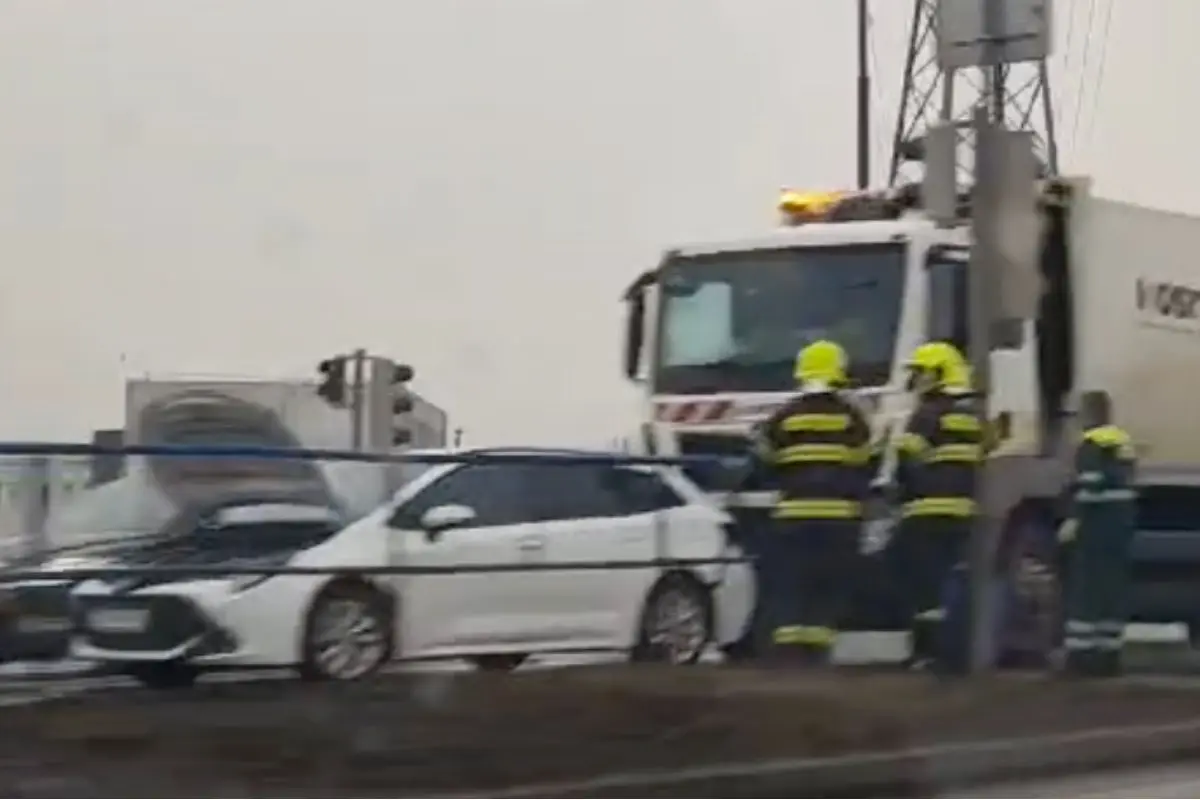 Foto: VIDEO: Na výpadovke sa zrazilo osobné auto so smetiarskym, hlásite tu rozsiahle kolóny 