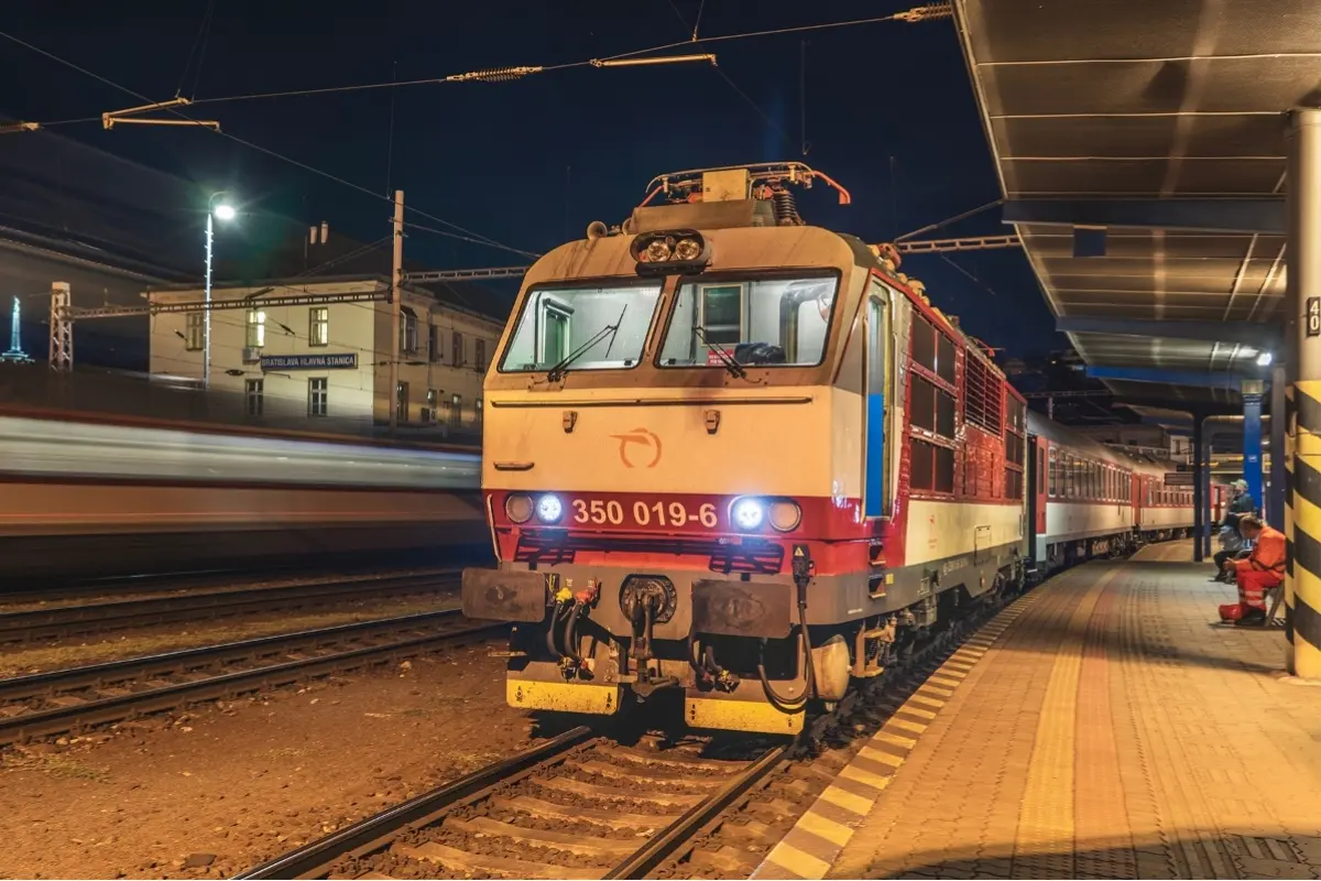 Foto: Večerný vlak z Čiernej nad Tisou nabral veľké meškanie, potom ho odriekli. Cestujúcemu museli privolať záchranku