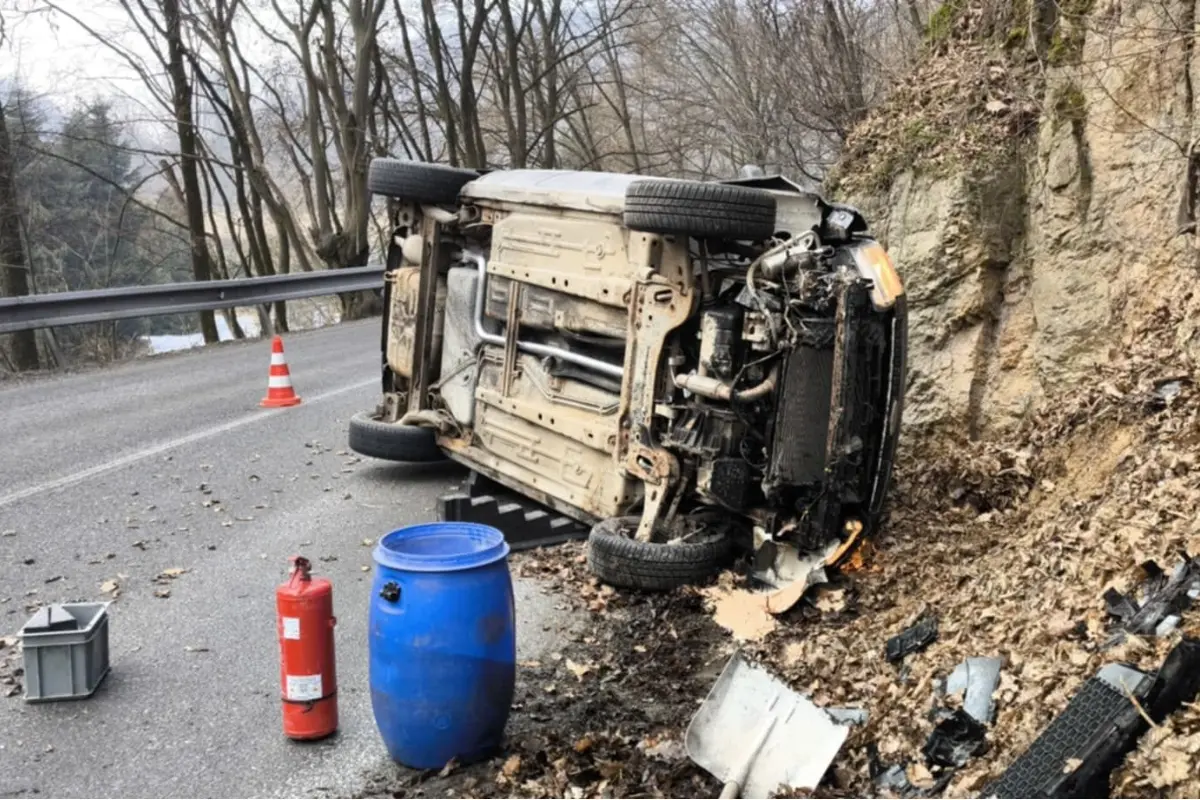 FOTO: Pri kameňolome v smere do Družstevnej zostalo po nehode prevrátené auto, mala v ňom sedieť žena s dieťaťom