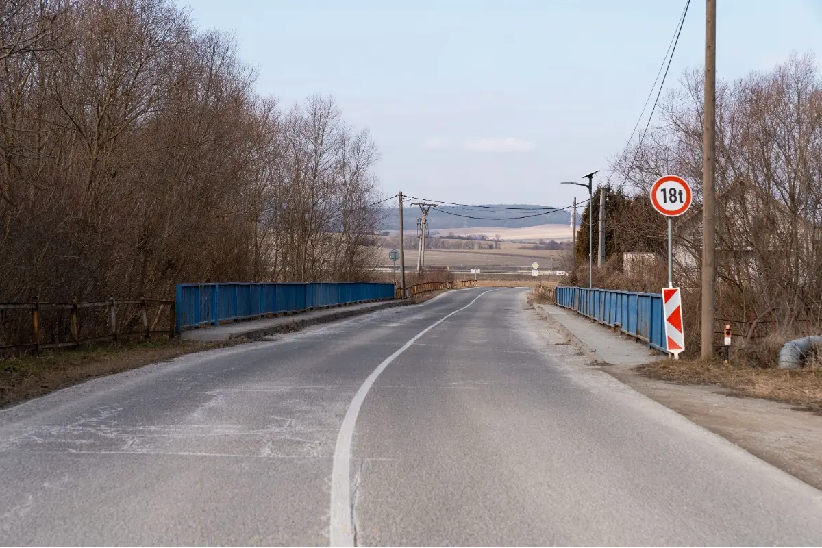 FOTO: V Ploskom sa veci pohli, poškodený most aj cestu začali opravovať. Vodičov čaká niekoľkomesačné obmedzenie